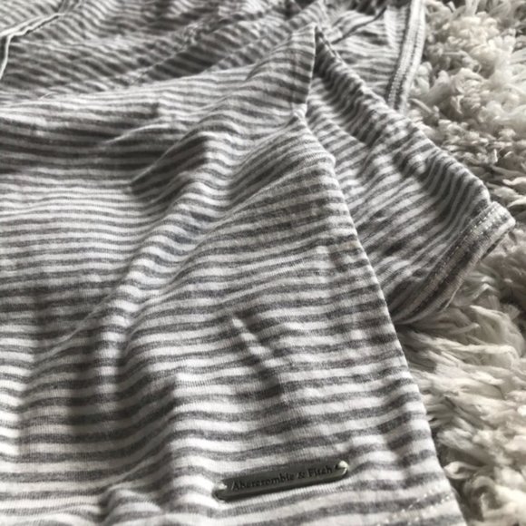 Women's Abercrombie & Fitch Gray White Striped Top - Picture 5 of 6